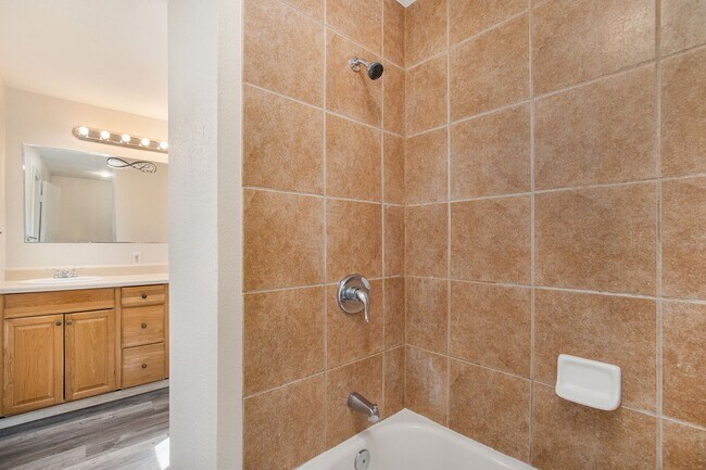 Building Photo - Beautifully remodelled 4 Bedroom home - Sh...