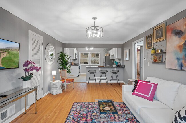 Building Photo - 248 Ruth St N