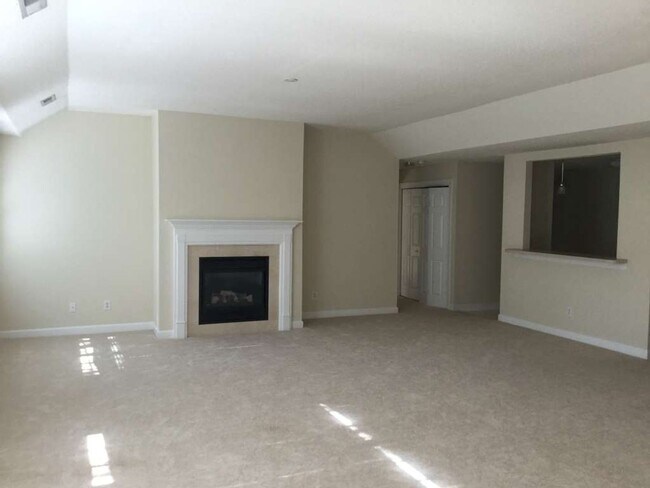 Building Photo - 2211 Venice Ct