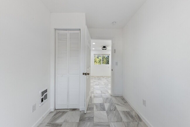 Building Photo - Updated Duplex