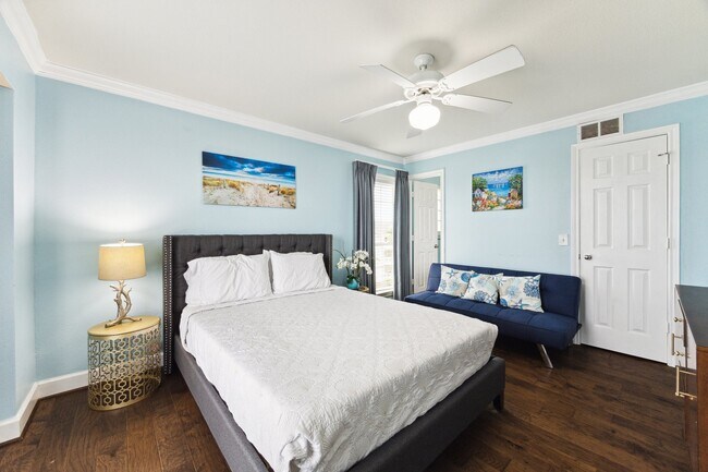 Building Photo - 7000 Seawall Blvd