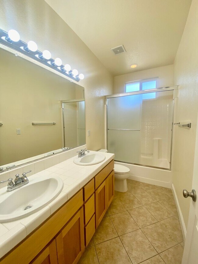 Building Photo - West Davis 5 Bedroom Home