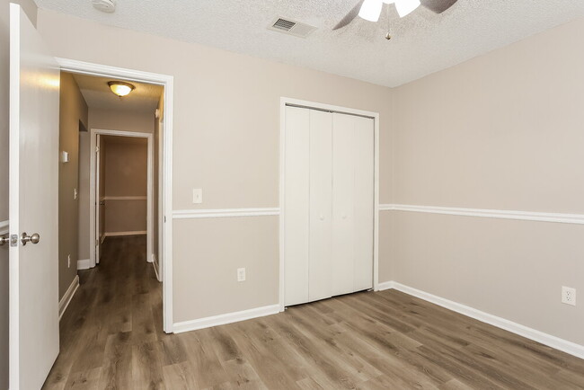 Building Photo - 1608 Twin Oak Dr W