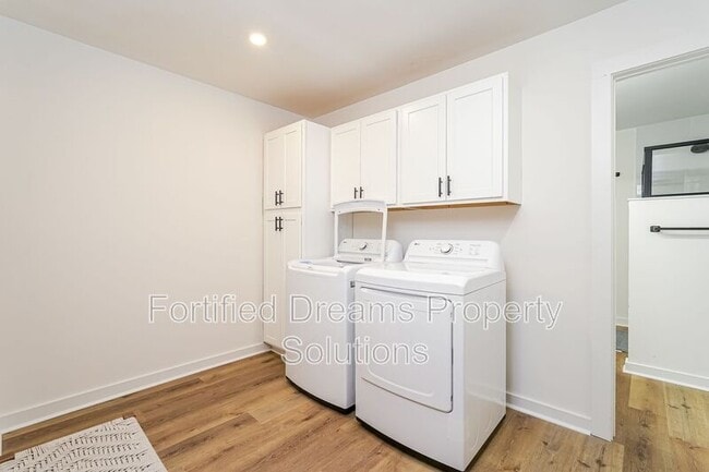 Building Photo - 2422 Queen St