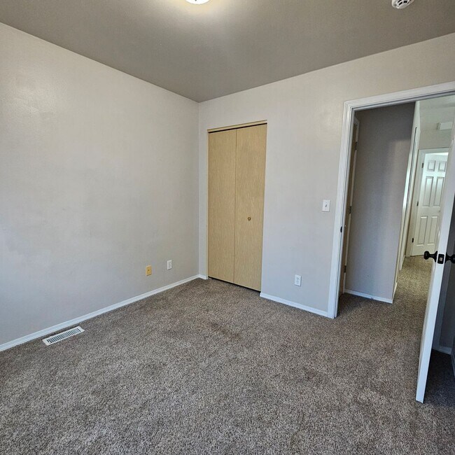 Building Photo - Beautiful Home with Mt. Rainier Views – Close to PSNS & Ferries