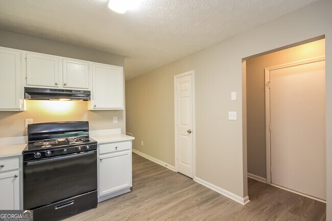 Building Photo - 733 Emerald Forest Cir SW