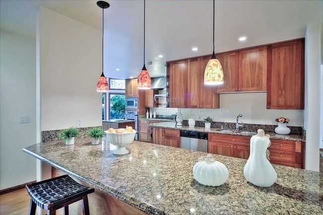 Building Photo - Luxurious 4 bed / 3.5 bath / 3,276 sqft Ho...