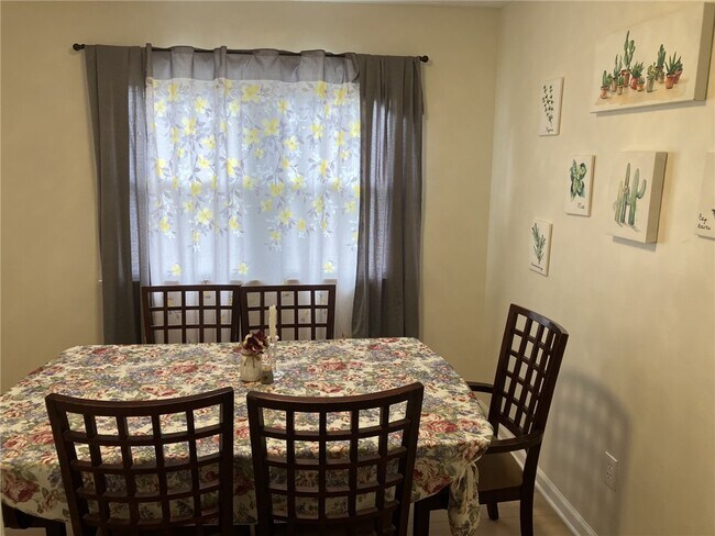 Building Photo - 340 N Park Dr