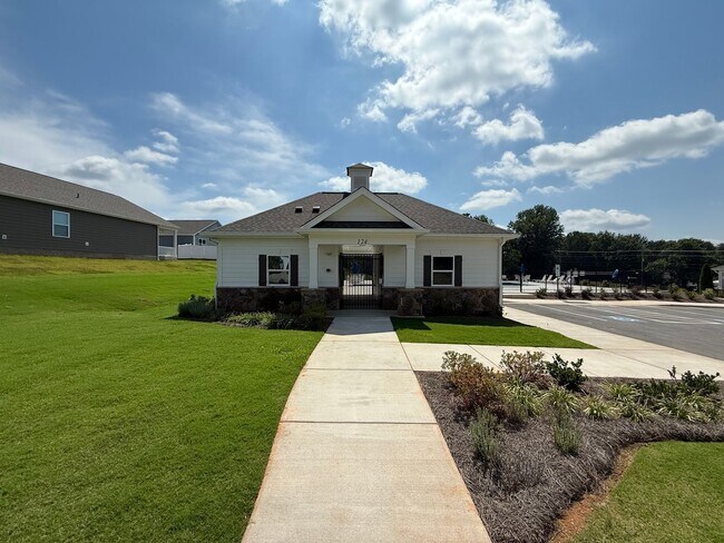 Building Photo - Modern 3-Bedroom Home in Community with Po...