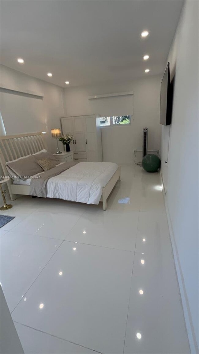 Building Photo - 8000 SW 19th St