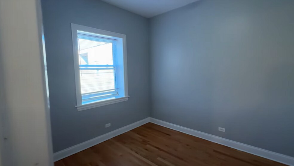 Building Photo - 4452 N Sheridan Rd