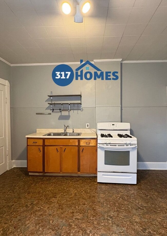 Building Photo - Lovely 2 Bedroom Duplex