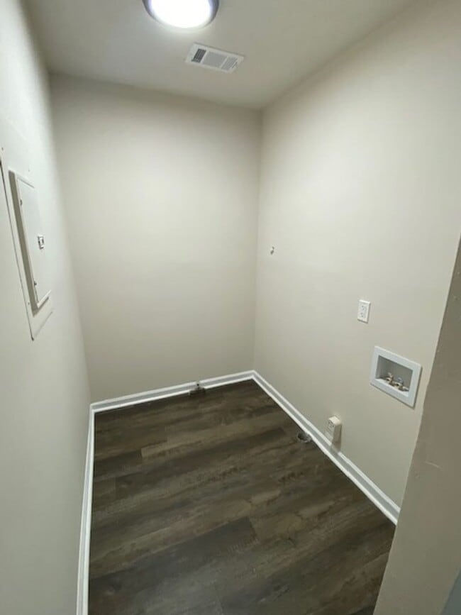 Building Photo - Quiet Living in the country.