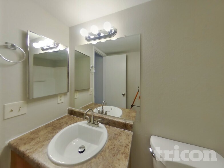 Building Photo - 904 W Yale Dr