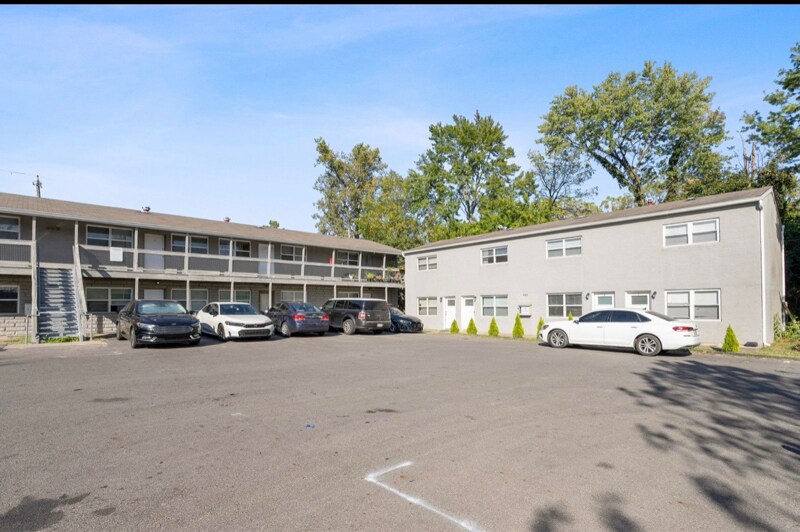 Building Photo - 482 E Norwich Ave