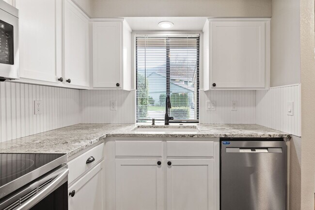 Building Photo - 1100 Excalibur Dr