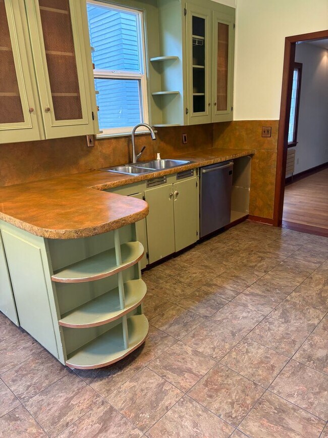 Building Photo - Beautiful 1908 Craftsman home for rent!