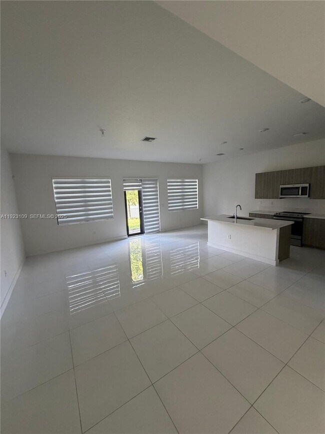 Building Photo - 4398 SW 173rd Ave