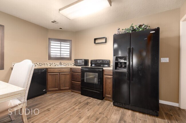 Building Photo - Spacious 3-Bedroom Walk-Out Basement Apartment in Desirable Bloomington Hills