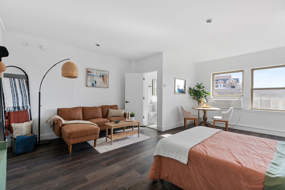 Building Photo - 1555 W Hollywood Ave