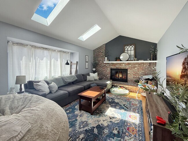 Building Photo - $0 DEPOSIT OPTION. SPACIOUS 4-BEDROOM CENT...