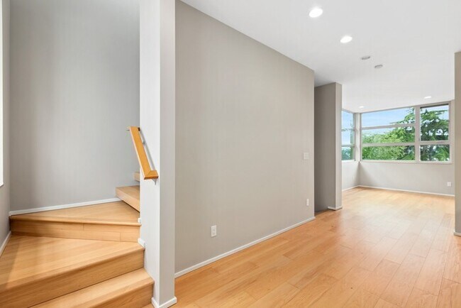 Building Photo - Gorgeous VIEW Townhome w/ 2 Master Suites in Coveted Eastlake