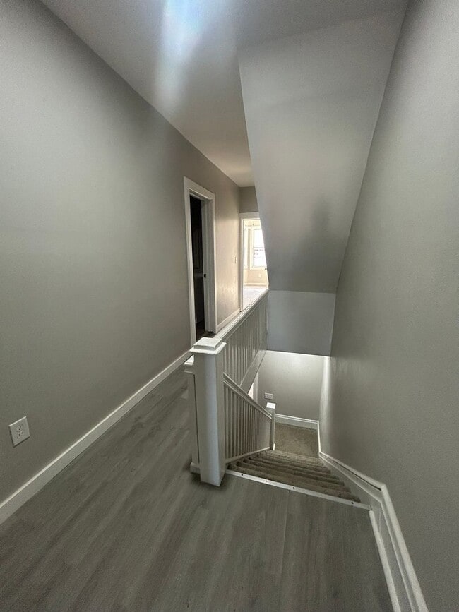 Building Photo - 320 Maclay St