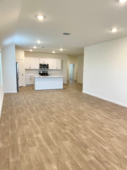 Building Photo - 320 Yosemite Dr