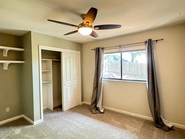 Building Photo - 3 Bedroom 2 Bath Home with Bonus Room larg...