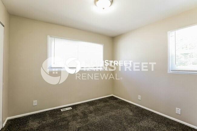 Building Photo - 4 Bedroom Pet-Friendly Home in KANSAS CITY, MO with Main Street Renewal
