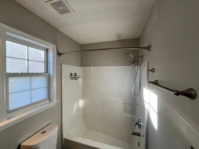 Building Photo - Charming 2BD, 2.5BA Townhome in an Excellent Community with Amenities