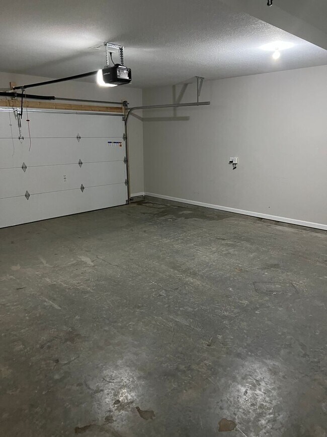 Building Photo - Spacious 4 Bedroom Home in Sango