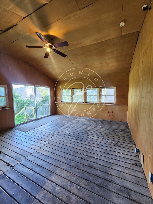 Building Photo - 3 bed 1 bath with bonus rooms!
