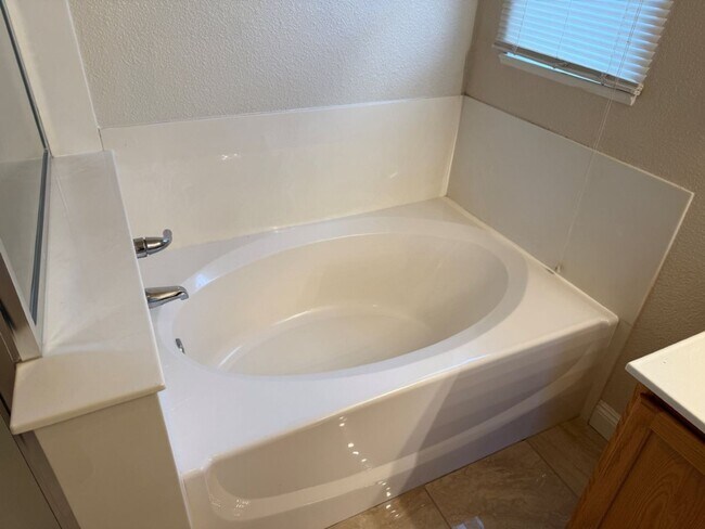 Building Photo - Modern 4 Bedroom w/ Loft Stonegate Area Vacaville *Star Rentals