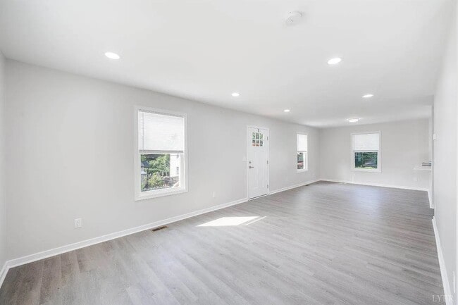 Building Photo - 2410 Poplar St