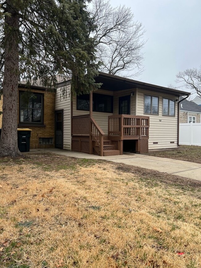 Primary Photo - 3 Bedroom 2 Bathroom House in Lansing !!!!...
