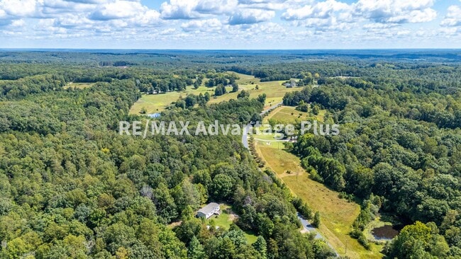 Building Photo - Modern Home Just Minutes to Farmville