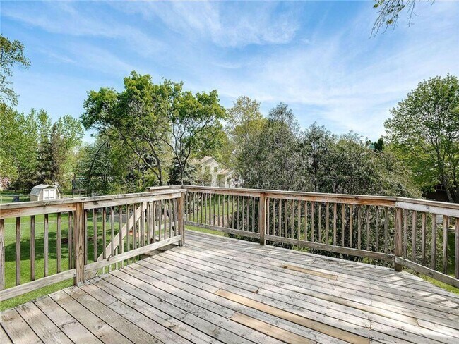 Building Photo - Spacious 4+ Bedroom with Vaulted Family Room, Fireplace, Panoramic Views, Bonus Room, Pets OK!