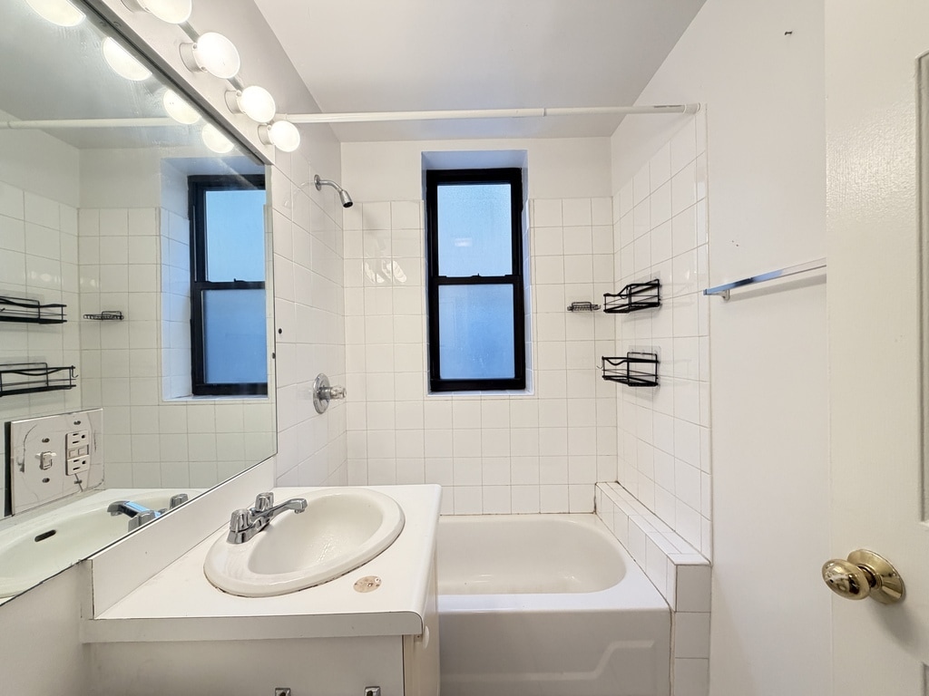 Building Photo - 909 W Dakin St