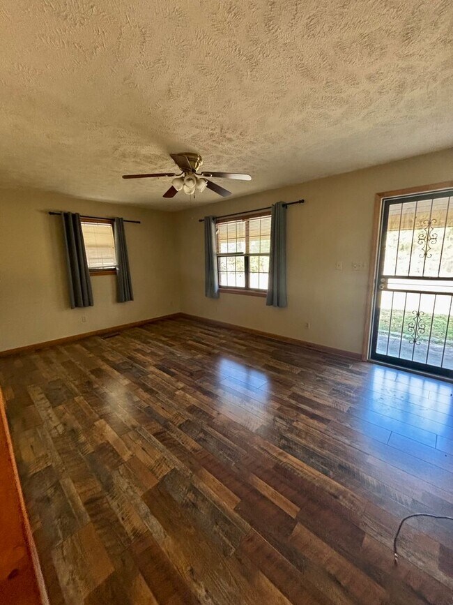 Building Photo - Deposit Special !