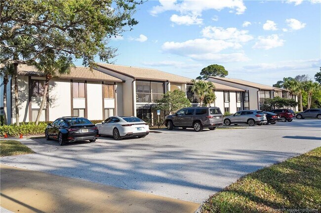 Building Photo - 1935 SW Silver Pine Way