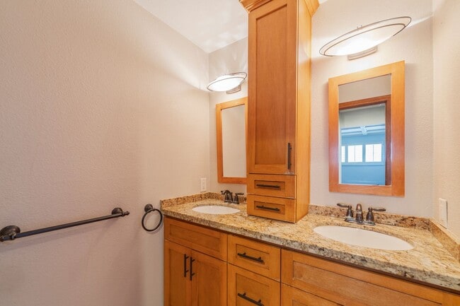 Building Photo - Cozy Condo in Manhattan Beach!