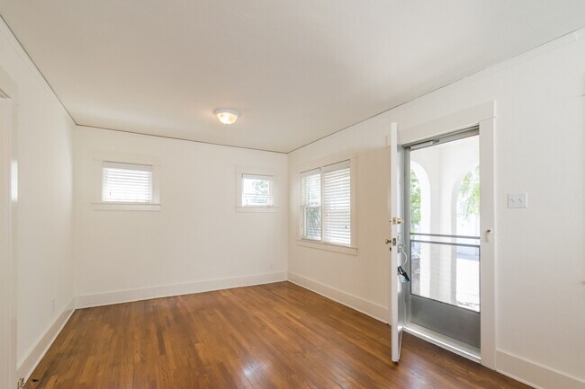 Building Photo - 1718