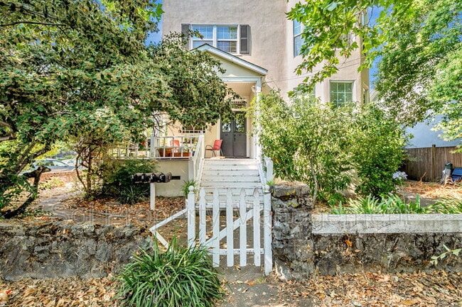 Primary Photo - 1722 Fifth Avenue