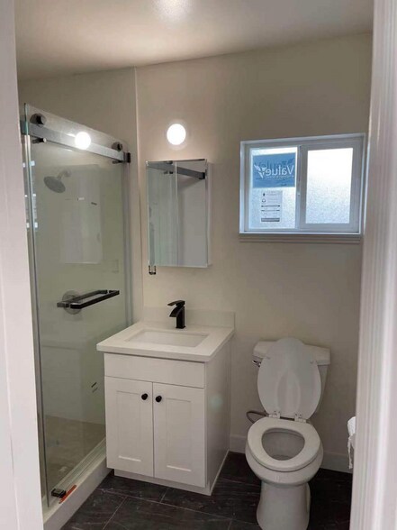 bathroom 1 - 1011 E 67th St