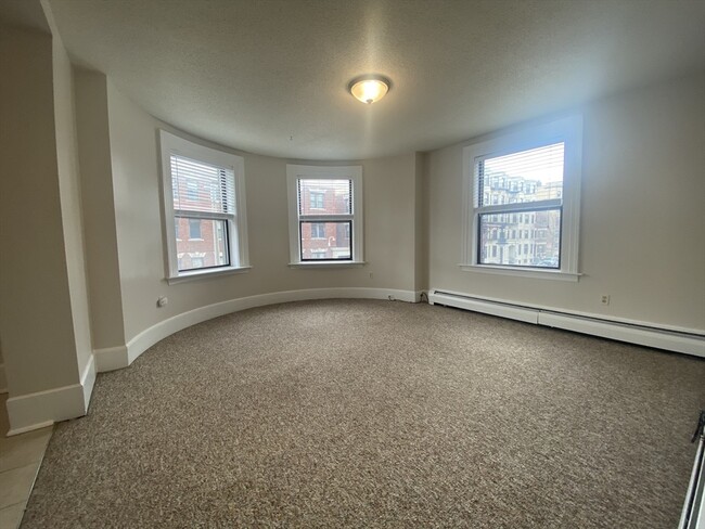 Building Photo - 128 Hemenway St