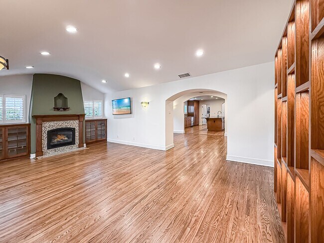 Building Photo - Upgraded Sherman Oaks 4+4 home - Ready for Move In!