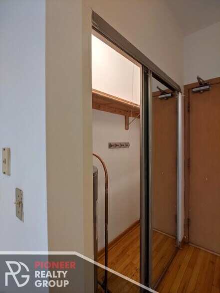 Building Photo - 634 W Barry Ave