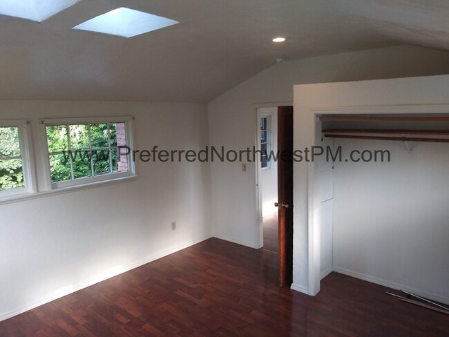 Building Photo - 3 Bedroom, 1.5 Bath Home Near University