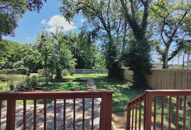 Building Photo - 3 bd/1 bth w/fenced yard. Close to all things Nash!